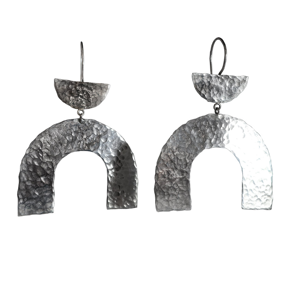 HAMMERED ARCH EARRINGS